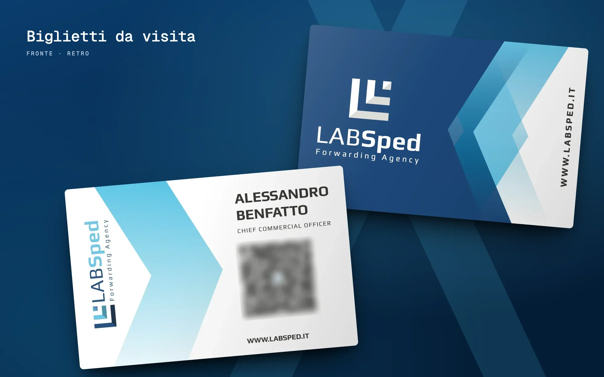 I biglietti da visita di LAB Sped: fronte blu con il logo bianco e retro con nome e QR code